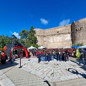 Reggio, simulazione di terremoto a scuola: circa 300 studenti evacuati in Piazza Castello – FOTO
