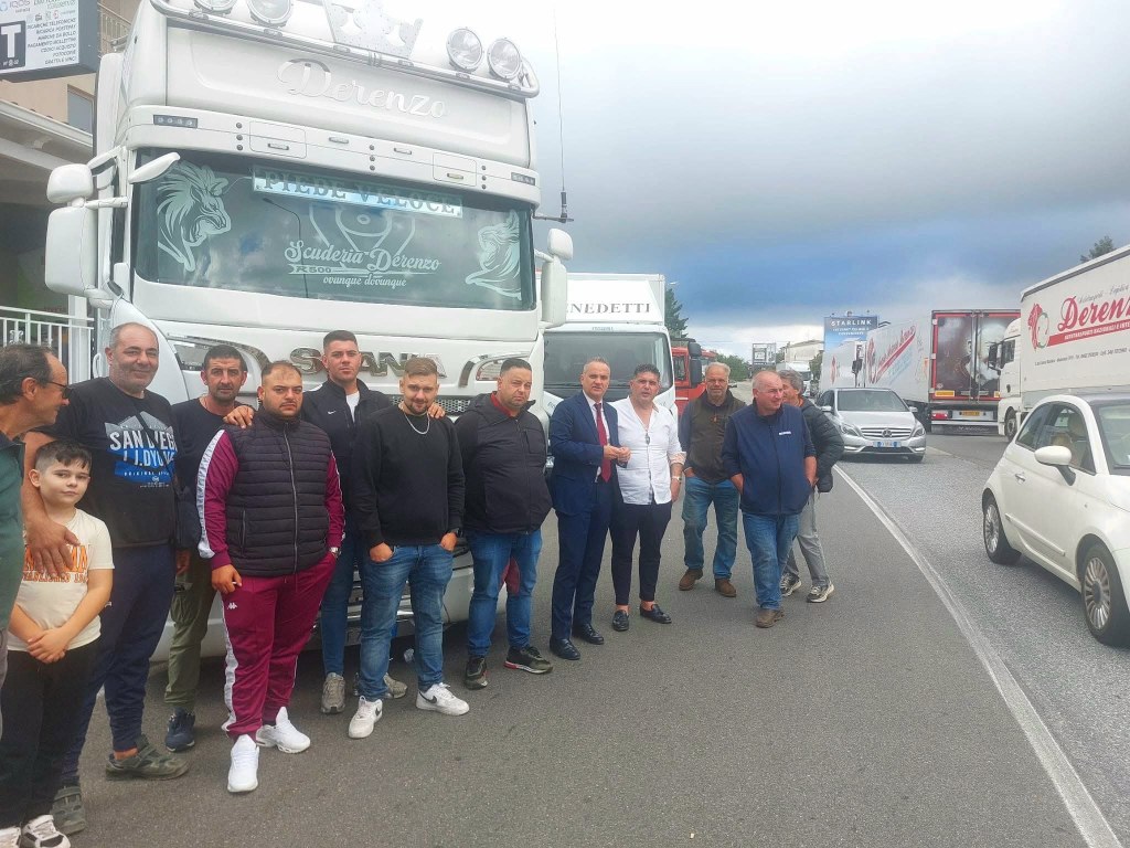 Il presidente Franco Barbalace con gli autotrasportatori al presidio di protesta