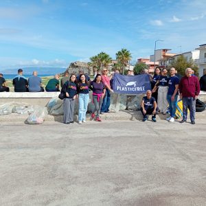 Plastic Free, in Calabria detenuti e volontari ripuliscono tre spiagge