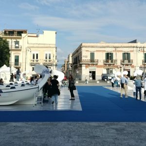 ‘Regata del Mediterraneo’ edizione speciale. E’ partita la decorazione delle barche in Piazza Duomo