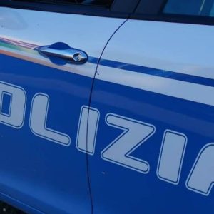 Insegue la moglie e la afferra per il collo: arrestato a Reggio