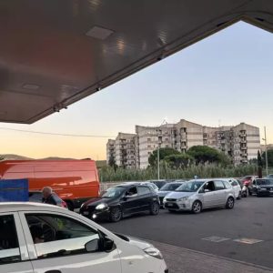 Calabria, lunghe file ai distributori per paura stop a consegne carburante
