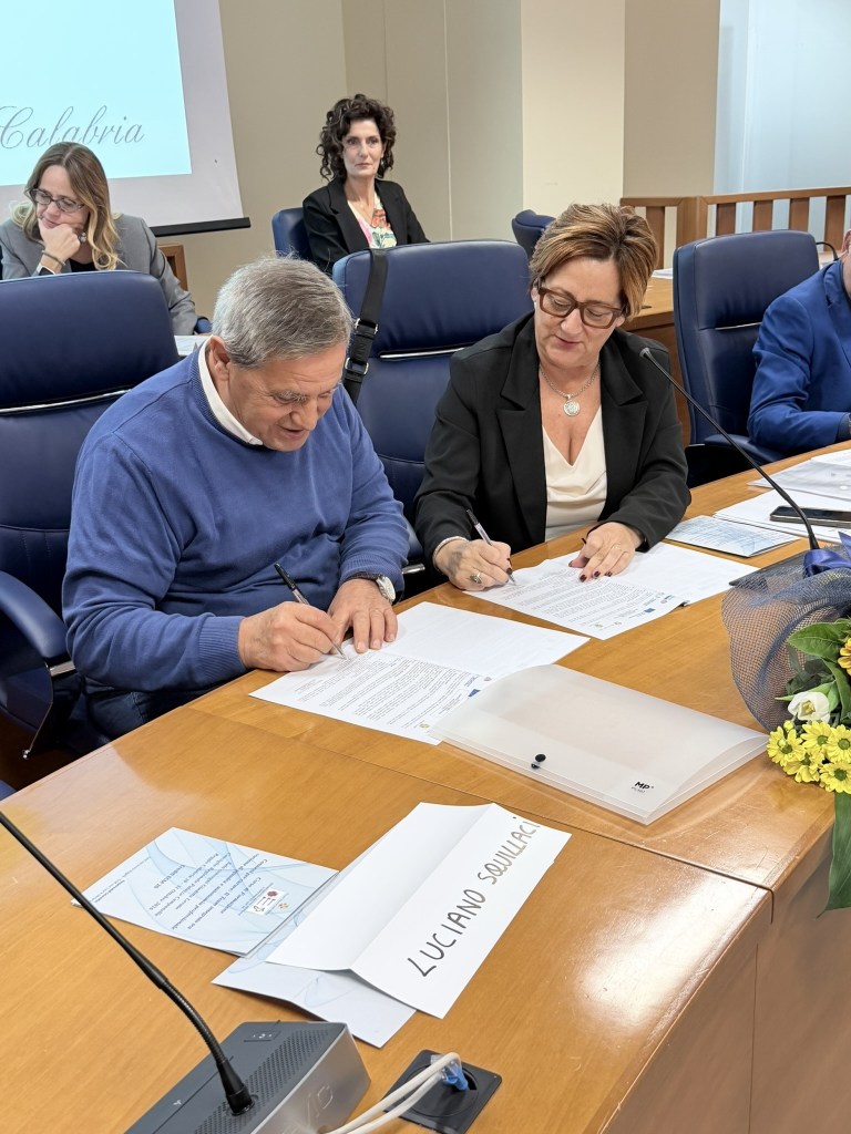 Due persone firmano la convenzione tra ASP di Reggio Calabria e Terzo Settore nella Sala Giuditta Levato di Palazzo Campanella