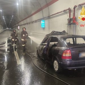 Calabria, auto prende fuoco in galleria: chiusa la SS 280