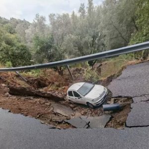 Maltempo, auto in una voragine: salvo il conducente. La denuncia: ‘Siamo isolati’
