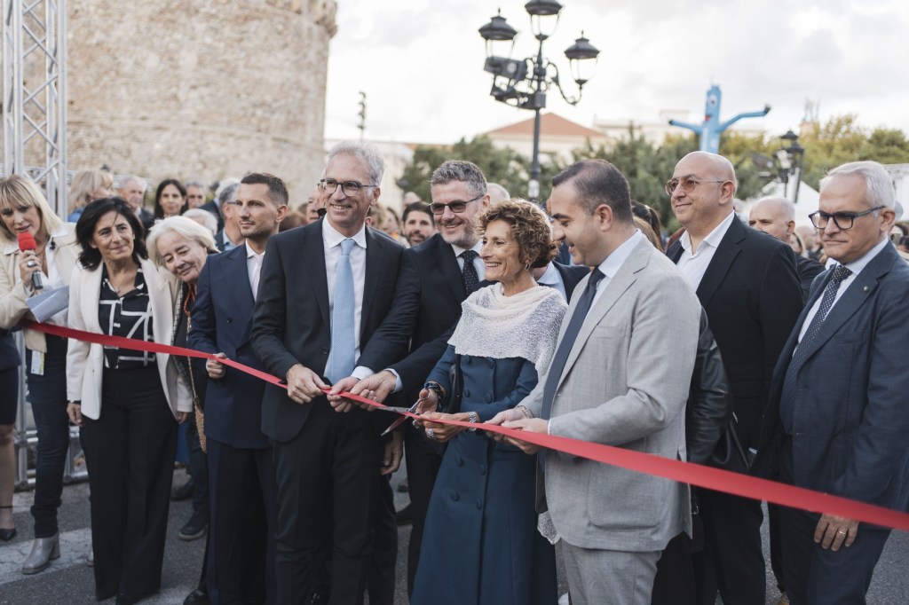 Il taglio del nastro rosso all'inaugurazione di Bergarè 2026, con le autorità e il pubblico davanti al Castello Aragonese