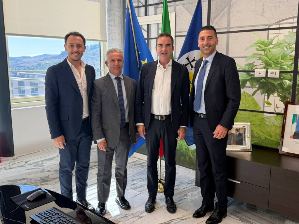 Il sindaco di Palmi Giovanni Calabria con il presidente Occhiuto, il consigliere Mattiani e un collaboratore