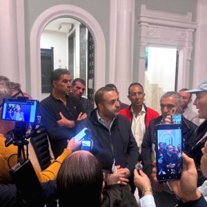 Caro carburante, Cannizzaro dopo l’incontro in Prefettura: ‘Autotrasportatori pronti ad allentare i blocchi’ – VIDEO
