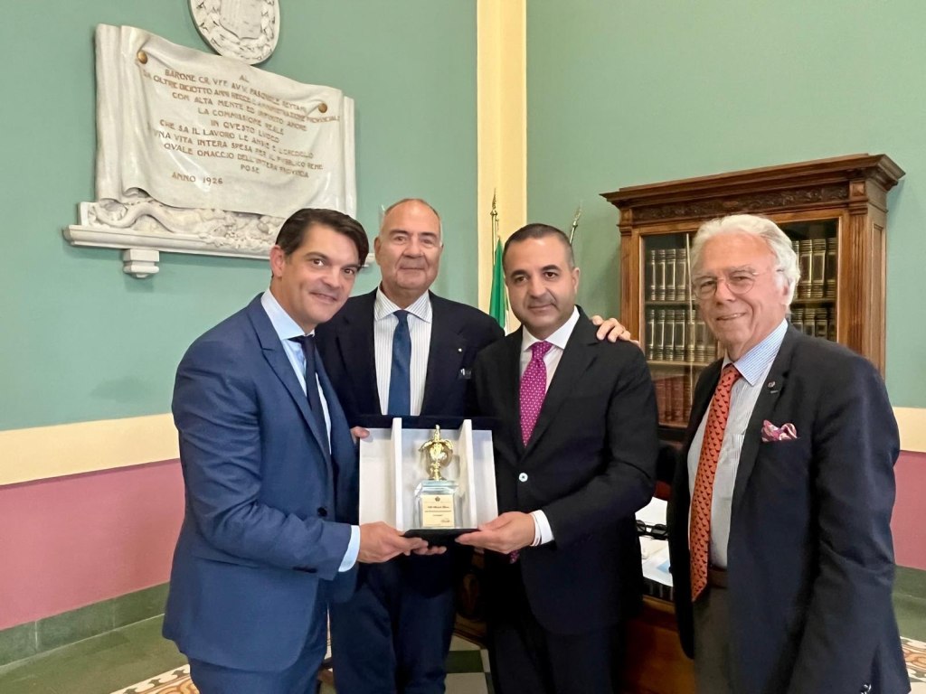 Francesco Cannizzaro, Jérôme Viaud, Gianfranco Capua e Philippe Massè durante l'incontro a Palazzo Alvaro