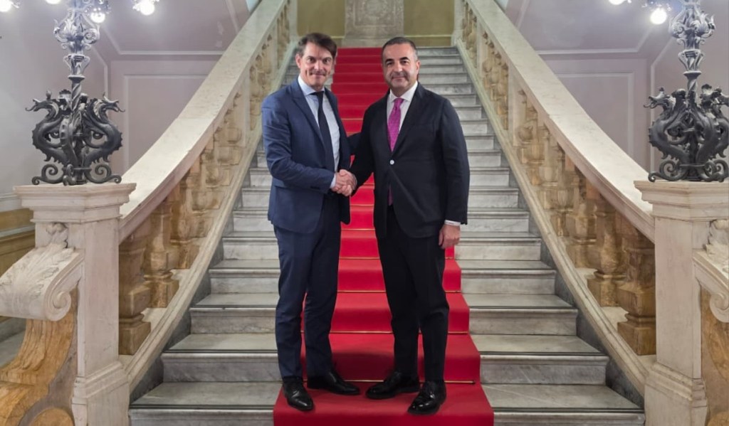 Stretta di mano tra il sindaco Francesco Cannizzaro e il sindaco di Grasse Jérôme Viaud sullo scalone con tappeto rosso di Palazzo Alvaro