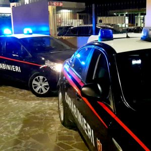 Colonna di fumo nero da un’area rurale: i Carabinieri scoprono un rogo di rifiuti, due deferiti
