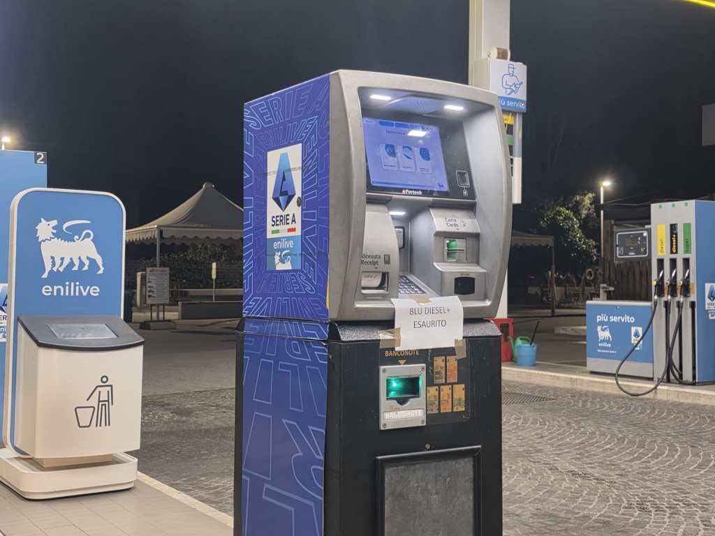 caro carburante benzina esaurita reggio calabria