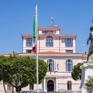 Intimidazione a Siderno: bottiglia con liquido infiammabile vicino all’auto del presidente del Consiglio comunale
