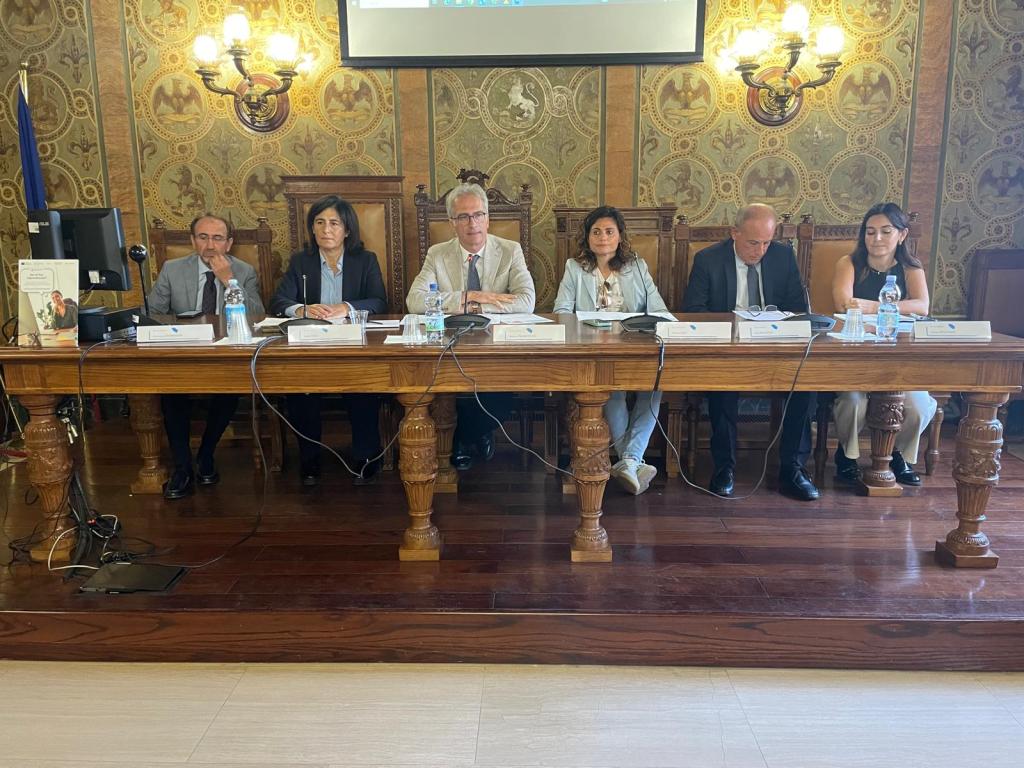 I relatori al tavolo durante il convegno Profitto e impatto nella Sala Consiglio della Camera di Commercio