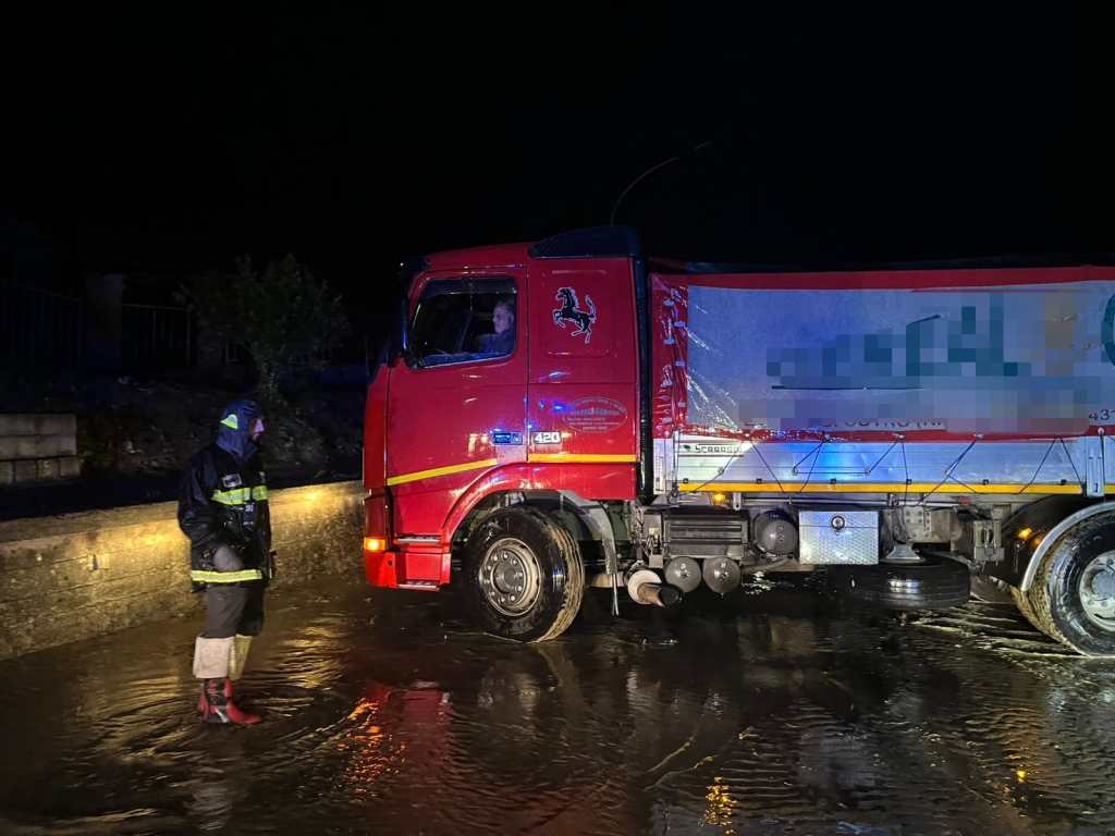 crotone maltempo ss chiusa altilia belvedere spinello vigili del fuoco auto in panne