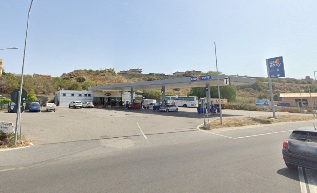 Colonnina self service di un distributore di benzina a Reggio Calabria