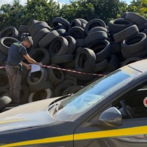 Guardia di Finanza, sequestrata nel Reggino discarica abusiva di circa 500 mq – VIDEO