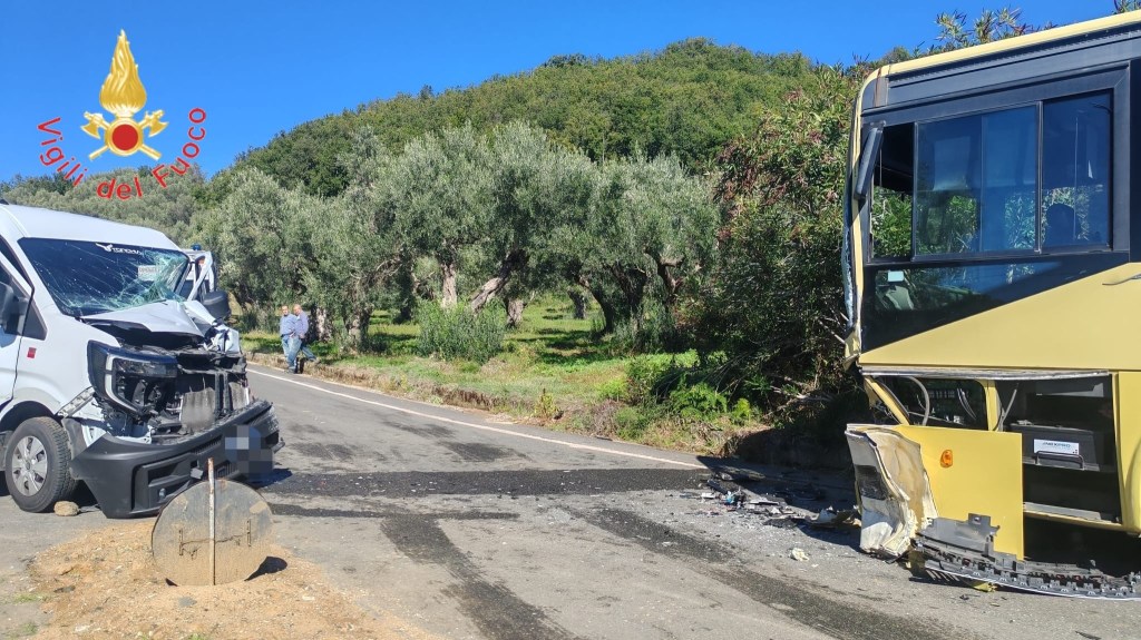 Il furgone bianco con il parabrezza in frantumi e l'autobus giallo con il frontale danneggiato dopo lo scontro sulla strada provinciale