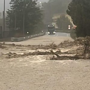Maltempo in Calabria, numerose auto in panne sulla SS107. Vigili del Fuoco al lavoro – FOTO