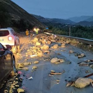 Frana sulla SS 106 a Melito, strada chiusa in entrambe le direzioni
