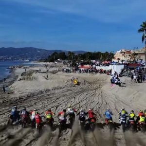 Reggio, Legambiente contro le moto da cross sulla spiaggia di Catona: ‘Non è una pista’