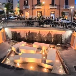 Reggio, Piazza Orange torna a splendere: riattivata e illuminata la fontana – VIDEO