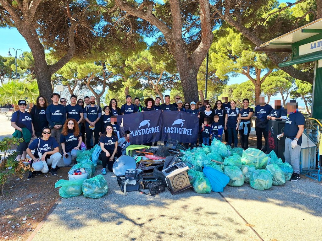 plastic free seconda chance volontari sacchi rifiuti pulizia ambientale ()