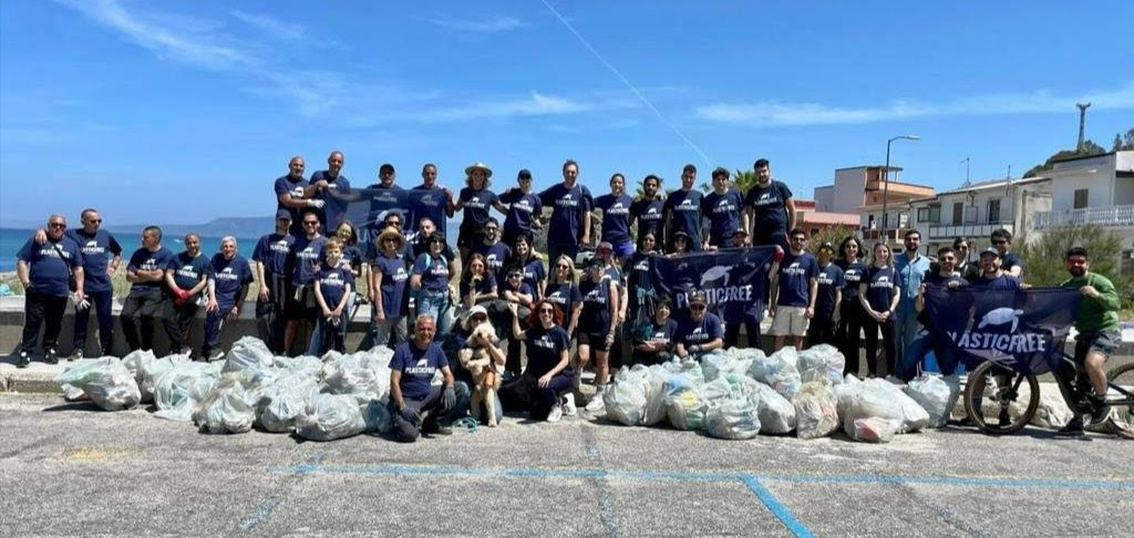 plastic free seconda chance volontari sacchi rifiuti pulizia ambientale ()