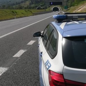 Calabria, inseguimento sull’A2 e droga in auto: arrestato un giovane con hashish e cocaina
