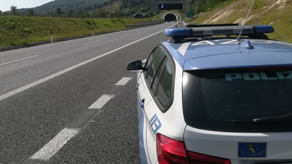 polizia stradale auto autostrada a