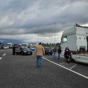 Gioia Tauro, protesta degli autotrasportatori: nessun camion entra o esce dal porto