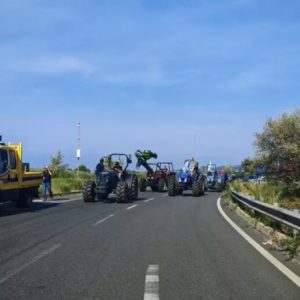 Caro carburante, prosegue la protesta degli agricoltori calabresi: carovana di trattori sulla SS 18