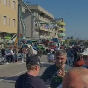 Caro vita, agricoltori e lavoratori in protesta sulla SS106: bruciate le tessere elettorali