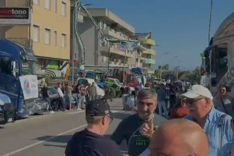 Caro vita, agricoltori e lavoratori in protesta sulla SS106: bruciate le tessere elettorali