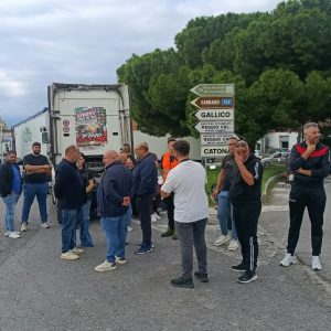 Caro carburanti, la protesta degli autotrasportatori arriva a Reggio: ‘Non ce la facciamo più, siamo alla frutta’ – VIDEO