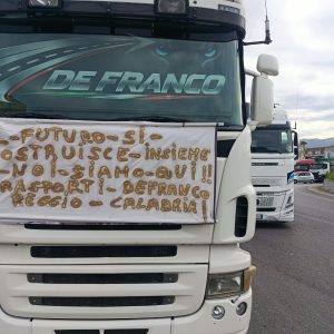 Blocco tir al Sud, Lollobrigida: ‘Evidenti le infiltrazioni’. Falcomatà al ministro: ‘Faccia chiarezza’