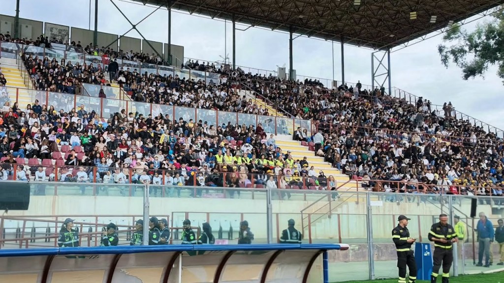 Tribuna gremita di giovani durante l'evento Cuori in Campo allo stadio