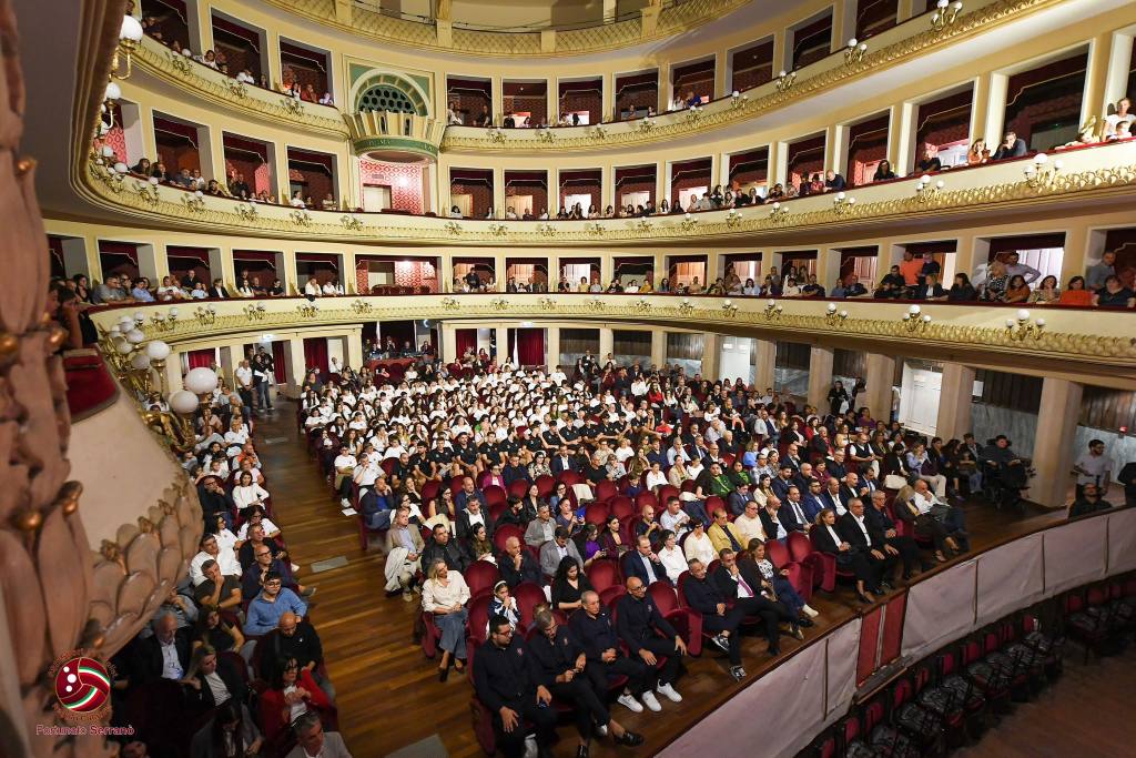 Platea e palchi del Teatro Cilea gremiti di pubblico durante la presentazione della Domotek Volley