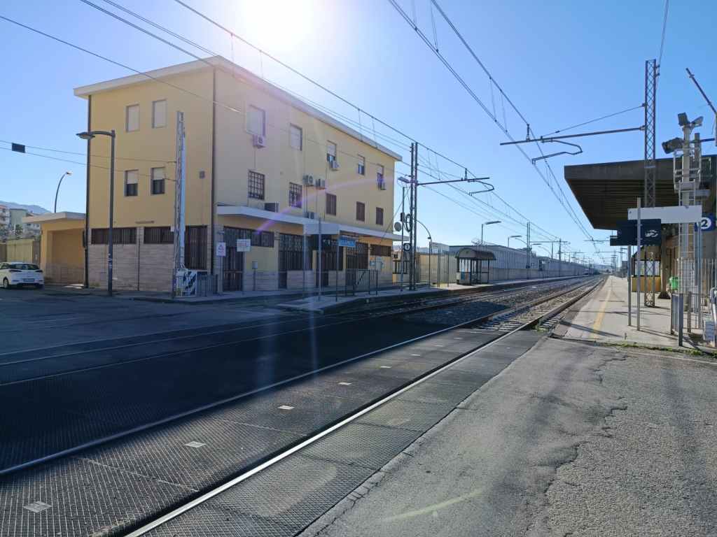 stazione Omeca uomo travolto treno ()