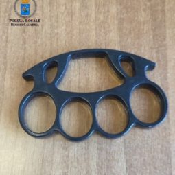 Reggio, extracomunitario in stato di agitazione fermato: soccorso e trovato in possesso di un tirapugni