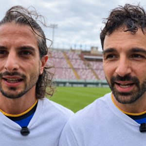 Reggio, “Cuori in Campo”: la solidarietà fa gol per il piccolo Mario. L’emozione di Giuseppe Garibaldi e Raimondo Todaro