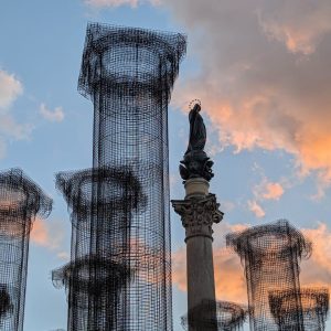 Da Reggio a Roma, Tresoldi unisce due città: le colonne di “Selva” ricordano “Opera” sul Lungomare