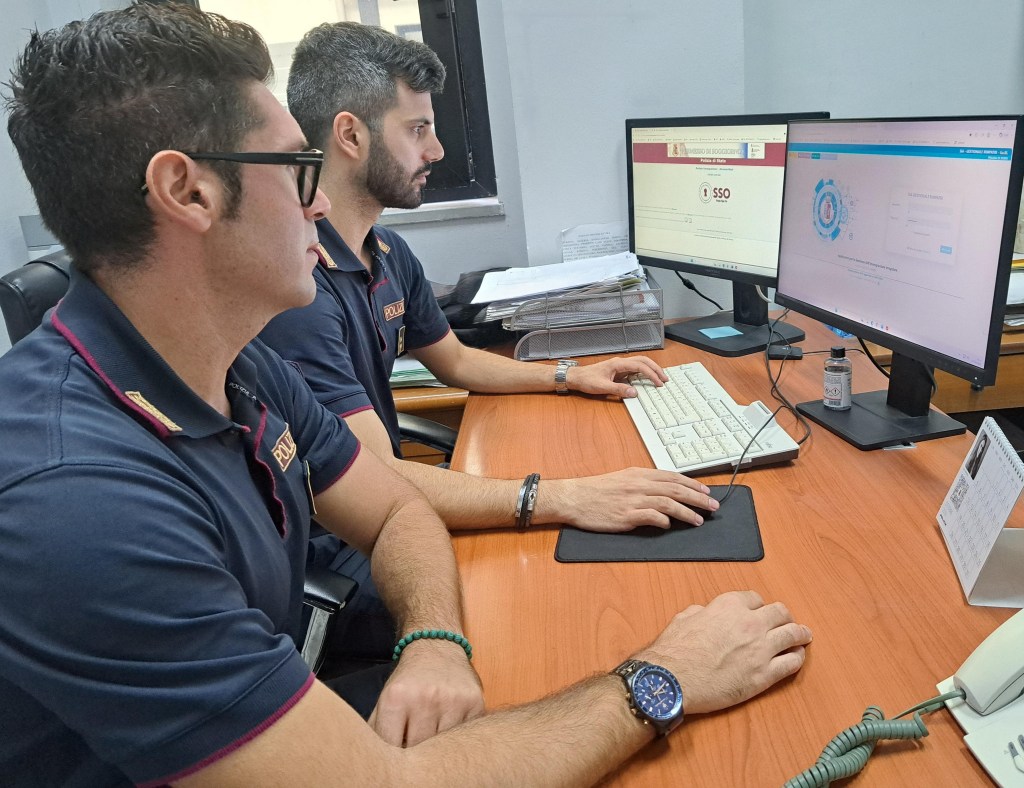 ufficio immigrazione questura reggio calabria poliziotti computer