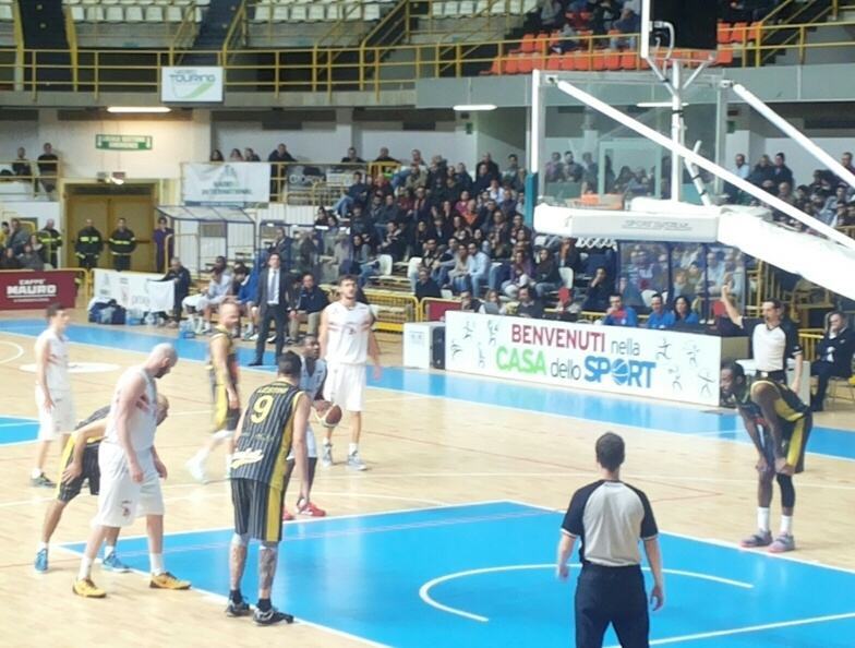 Basket: la Viola scivola in casa contro Scafati 65-72. Coach Benedetto: ”Troppo poco in attacco”.