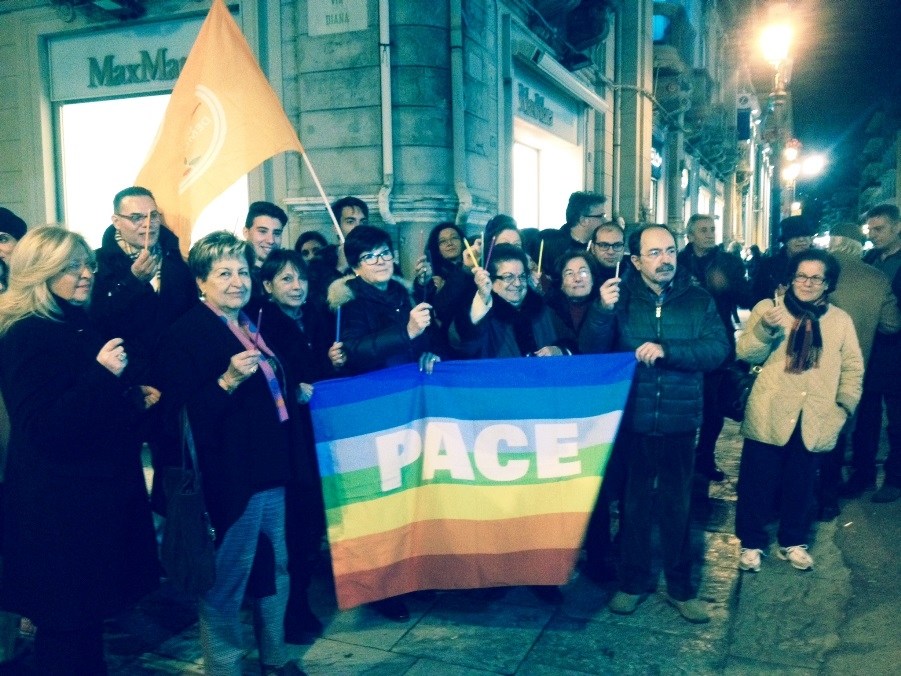 Le donne reggine dimostrano in modo pacifico la vicinanza alla Francia. La Nucara: “La violenza di questi giorni ci ha tramortiti”