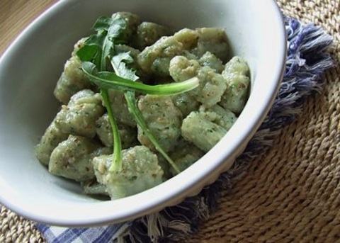 Come preparare gli gnocchi all’ortica con salsa agli spinaci e ricotta: la ricetta