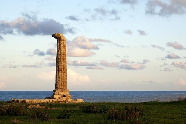 Capo Colonna, sagrato della chiesa e lavori nel parco archeologico