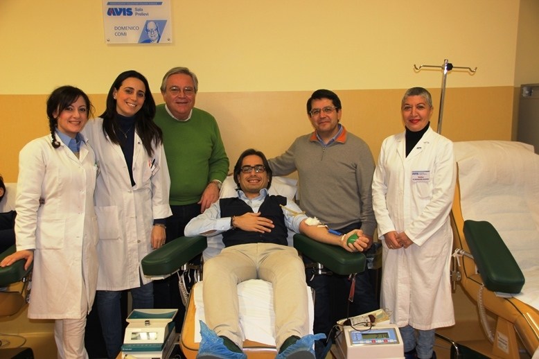 Il sindaco di Reggio, Giuseppe Falcomatà, è diventato socio dell’Avis comunale. Oggi la prima donazione presso la sede